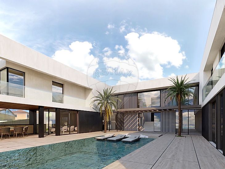 Moradia T5 em Cascais com 3+ lugares de garagem